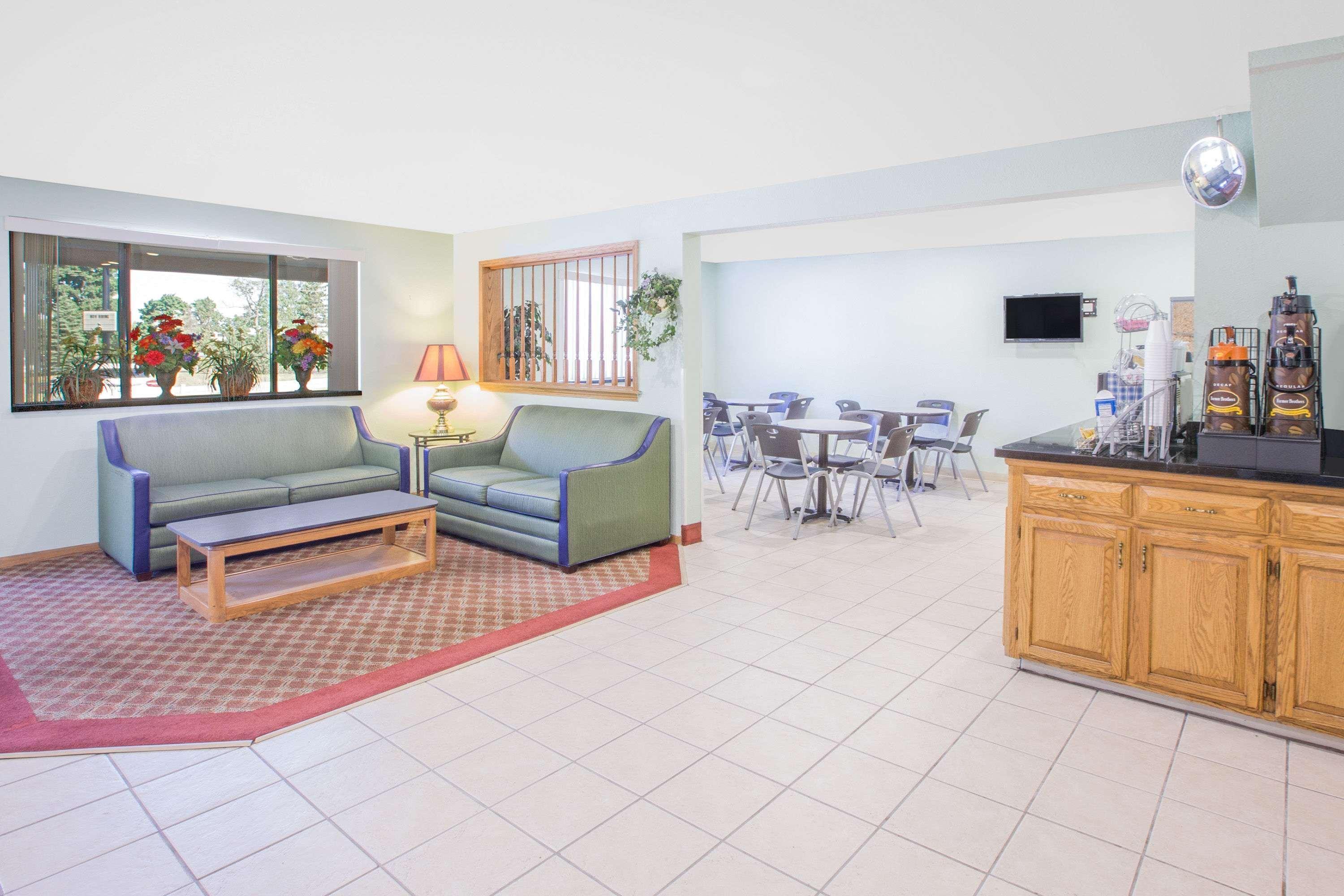 Super 8 By Wyndham Howe Luaran gambar
