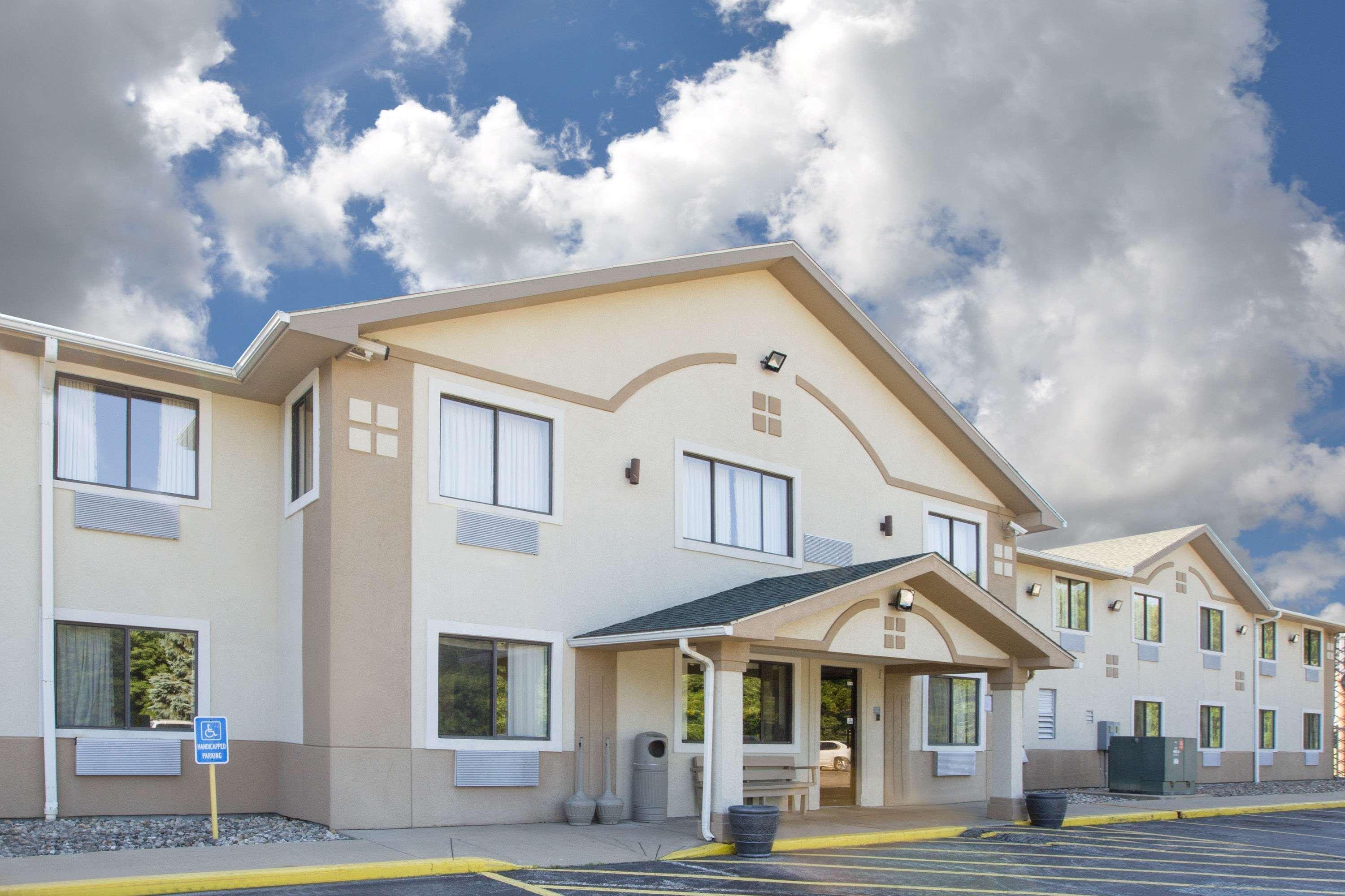 Super 8 By Wyndham Howe Luaran gambar